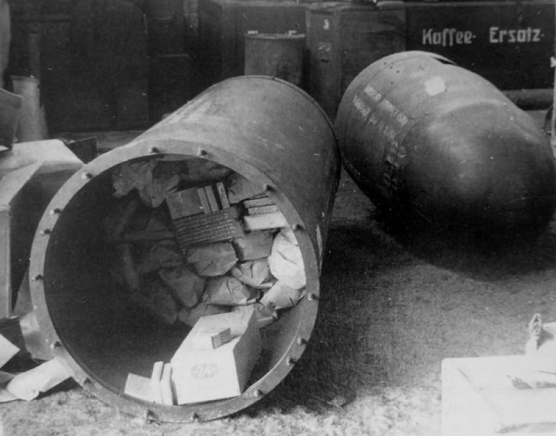 Немецкие грузовые контейнеры, приготовленные для снабжения частей, окруженных под Сталинградом. 1943 год.