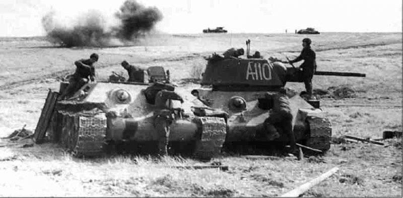 Полевая ремонтная бригада лейтенанта Щукина восстанавливает подбитый танк. Июль 1943 года.