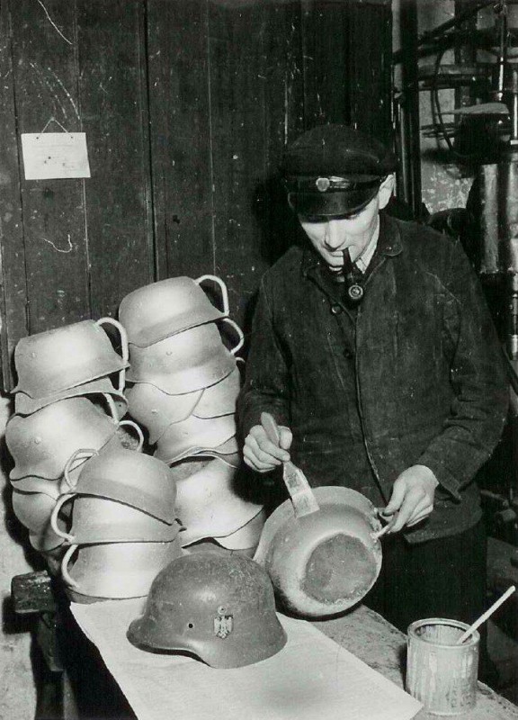 Изготовление ночных горшков из немецких касок. Дания, 1945 год.