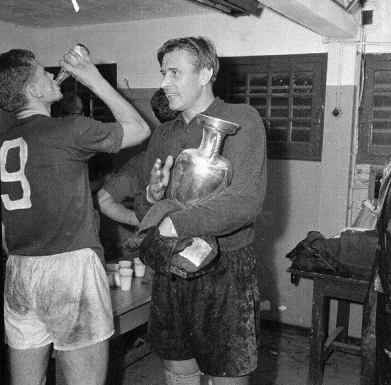 Лев Яшин с Кубком Европы в раздевалке сразу после победы в финале над сборной Югославии. 1960 год.