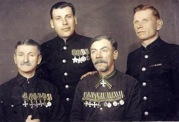 Солдаты Русской императорской армии с сыновьями, солдатами Советской армии. 1948 год.