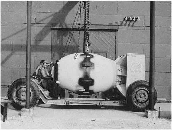 "Толстяк" (бомба, сброшенная на Нагасаки) транспортируется перед бомбардировкой. 1945 год.