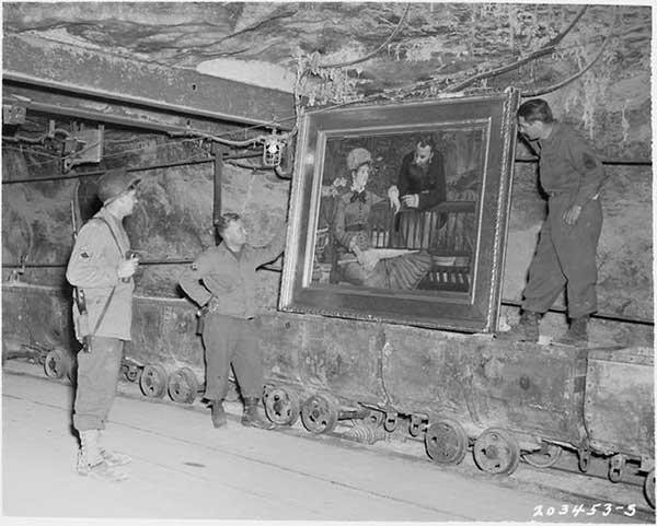 Американские солдаты обнаружили «Зимний Сад» Эдуарда Мане в соляных шахтах Меркера в Германии. 1945 год. 