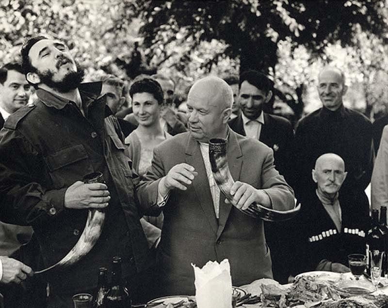 Фидель Кастро и Никита Хрущев пьют вино. Грузинская ССР, 1963 год.