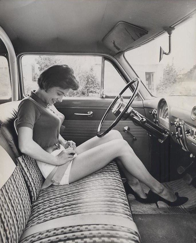 Девушка тестирует ремни безопасности. 1950-е годы.