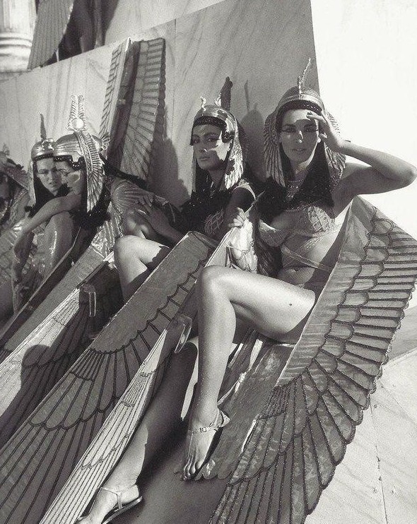 Отдыхающие актрисы во время съёмки фильма «Клеопатра». 1963 год. 