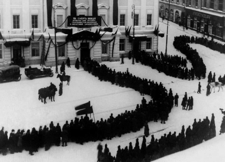 Очередь к гробу Ленина в Колонном зале Дома союзов. Москва, 1924 год.