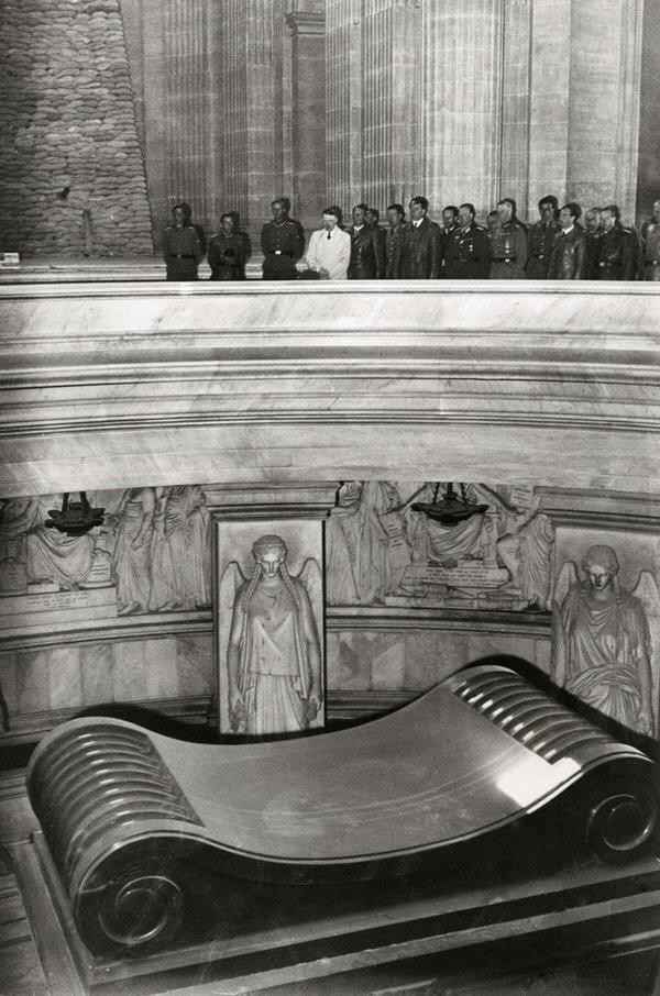 Гитлер во время посещения могилы Наполеона I в Доме инвалидов в Париже. 1940 год. 