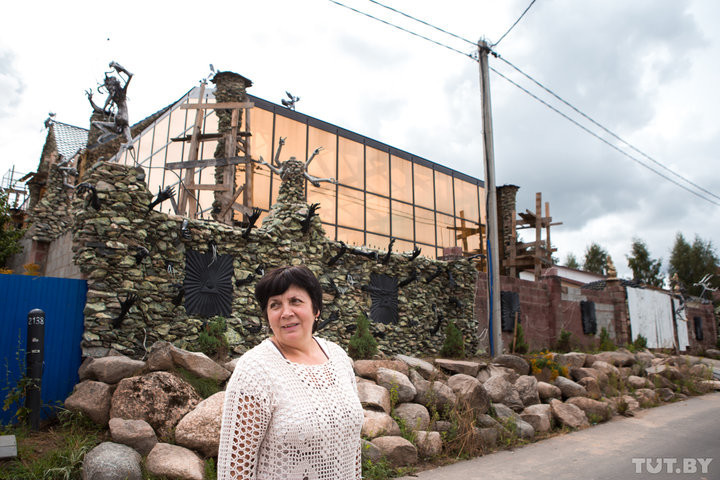 "Внучку мимо не вожу": бизнесмен построил дом под Минском, которого боятся соседи: 