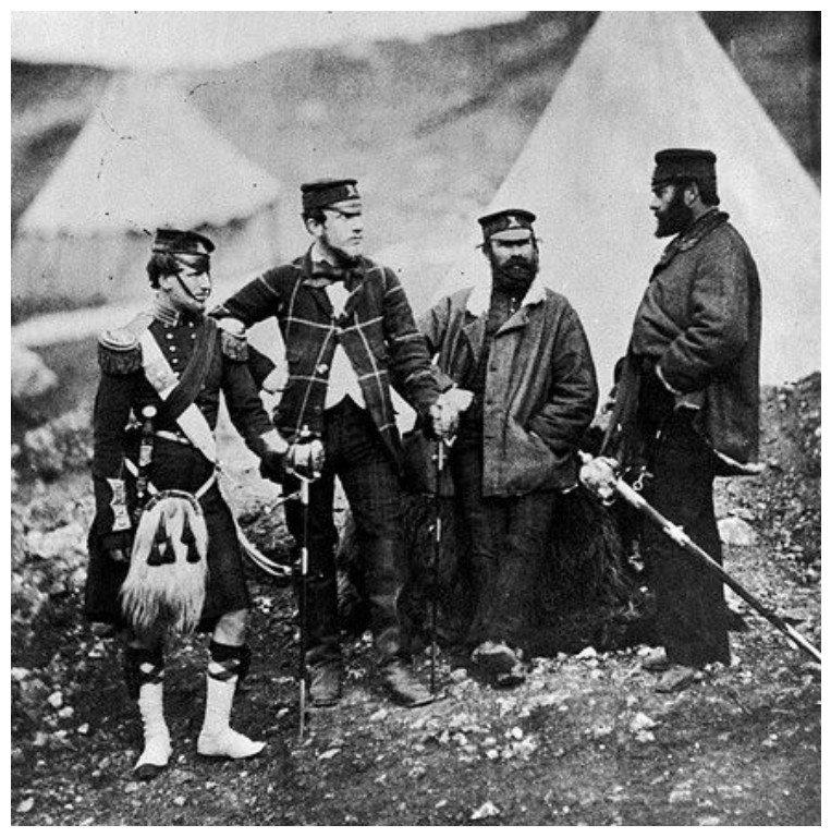 Офицеры 42-го полка горцев, известные как «Черные часы», в своем лагере за пределами Севастополя
