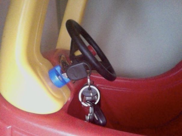 Долго не мог найти ключи от авто и опоздал на работу.. Ребенок забрал их в игрушечную машину