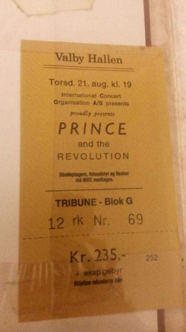 Этот билет на концерт был куплен в 1986. Парень потерял его и долго не мог найти, в итоге не попал на концерт. 29 лет спустя (!) он находит билет в книге!