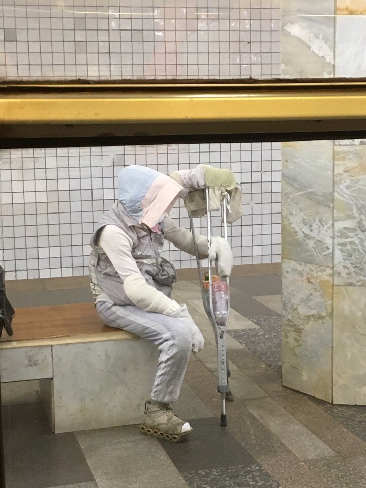 Человек-мумия в Московском метро