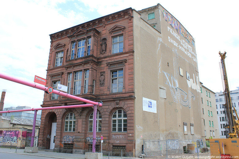 Единственное уцелевшее довоенное здание на Фоссштрассе (напротив рейхсканцелярии).