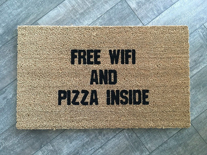 "Внутри бесплатный WiFi и пицца" 