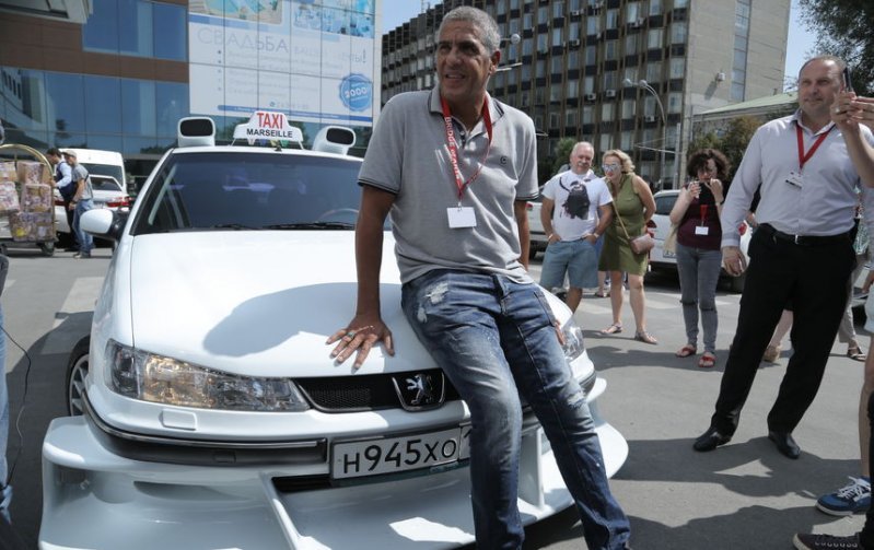 Сами Насери прокатился на копии "Такси" в Ростове