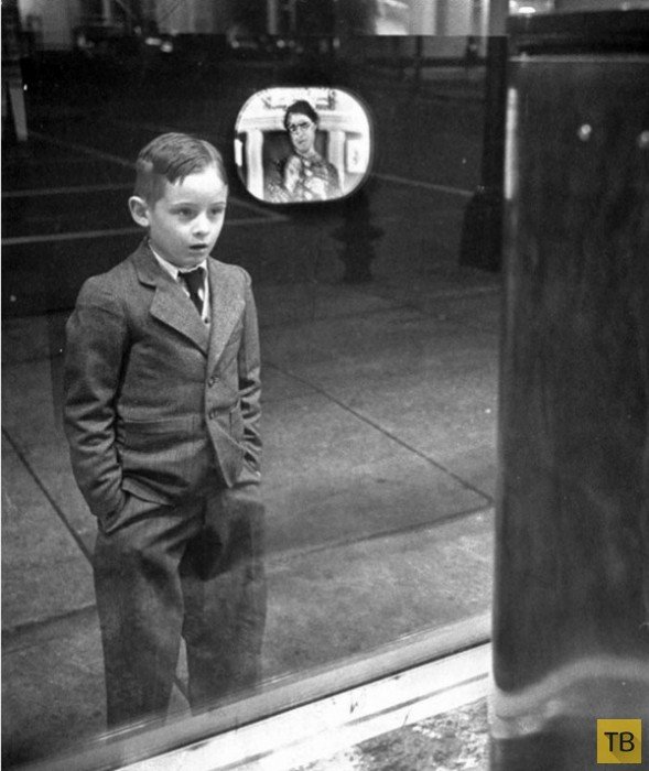 Мальчик впервые смотрит телевизор сквозь витрину магазина, 1948 г