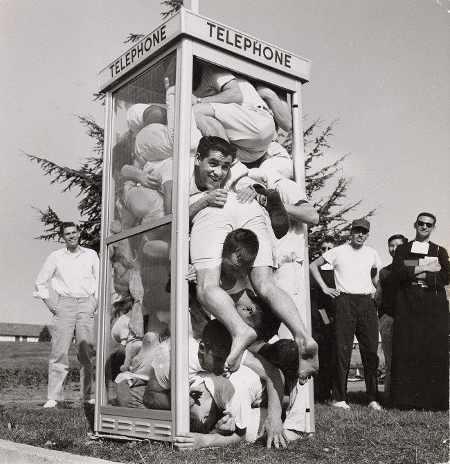 Новый мировой рекорд в телефонной будке уместились 22 человека, 1959 год