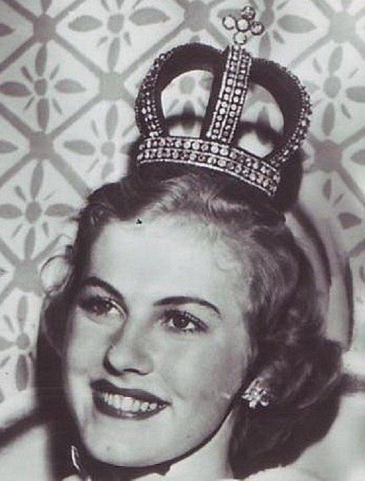 Арми Куусела, Финляндия. «Мисс Вселенная — 1952». 18 лет, 165 см.