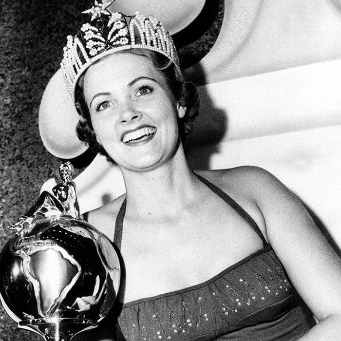 Мириам Стивенсон, США. «Мисс Вселенная — 1954». 21 год, 176 см. 