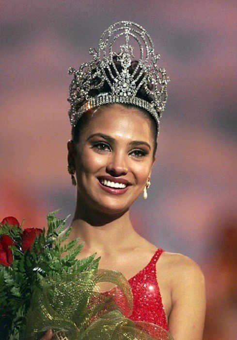 Лара Датта, Индия. Мисс Вселенная-2000 22 года, рост 173 см.  