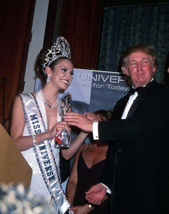 «Мисс Вселенная 2001»: Дениз Киньонес, Пуэрто-Рико, рост 178 см Награду вручает владелец конкурса Дональд Трамп.  