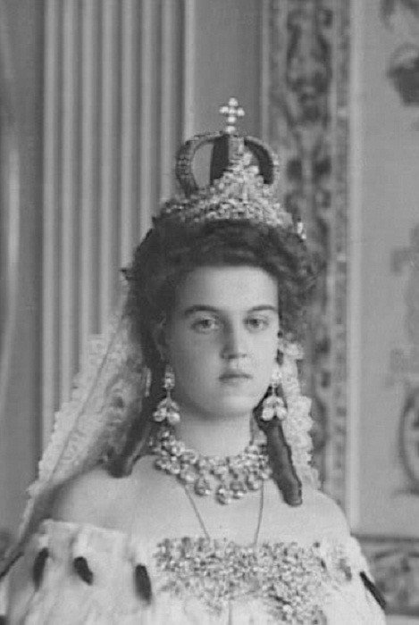 Княжна Мария Павловна в венчальной короне 1908 год. Помимо венчальной короны на голове Марии также находится царская диадема. 