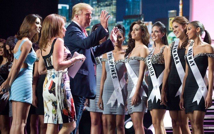 Дональд Трамп с участницами конкурса.