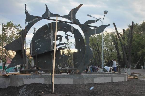 Памятник Виктору Цою установили в Караганде