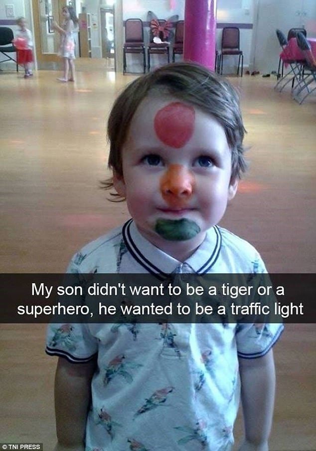 Сынок отказался перевоплощаться в тигренка или супергероя, его выбор - светофор!!!