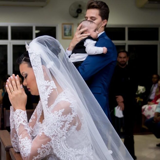 Эта невеста кормила ребёнка грудью прямо во время свадьбы