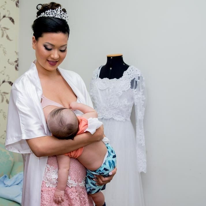 Эта невеста кормила ребёнка грудью прямо во время свадьбы