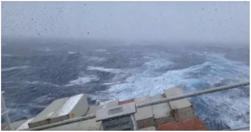 Контейнеровоз во время мощного шторма в Северной Атлантике