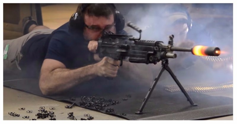 Во что превращается глушитель после непрерывной стрельбы из пулемета M249 SAW