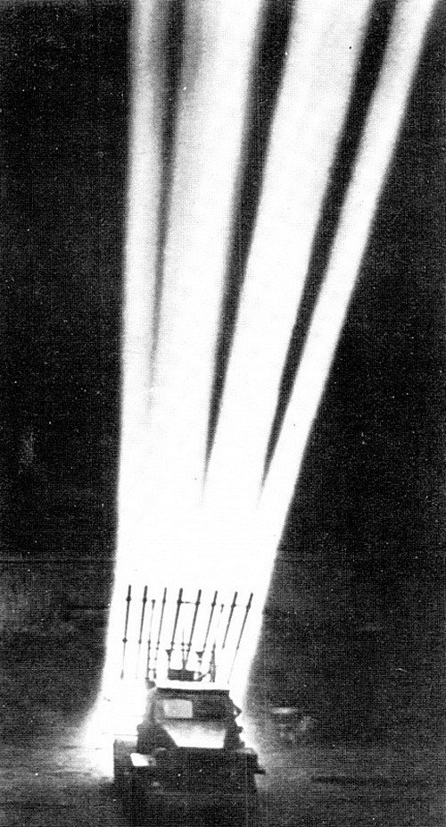 Ночной залп ракетной установки БМ-13 «Катюша».