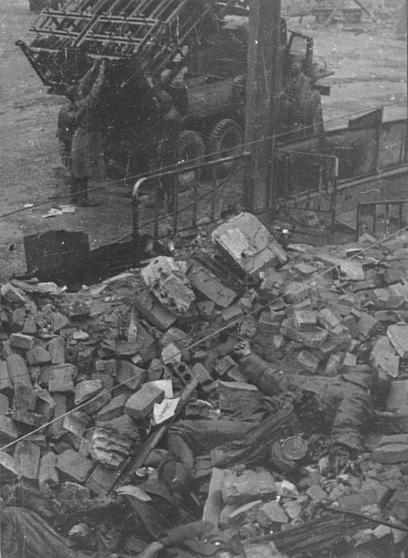 Убитые немецкие солдаты и реактивная установка БМ-31-12 (модификация «Катюши» со снарядами М-31 на шасси американского грузовика «Студебеккер», получила прозвище «Андрюша») на улице Берлина