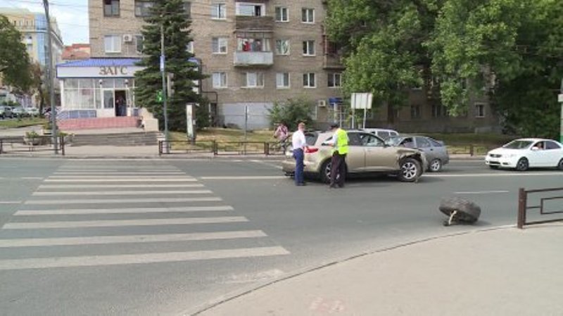 Авария дня. Водитель вез невесту в ЗАГС и попал в ДТП