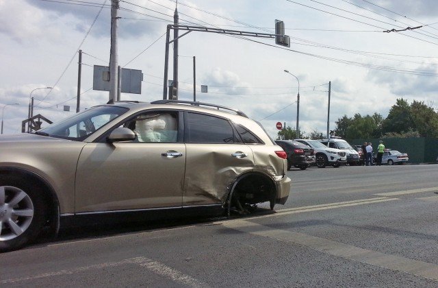 Авария дня. Водитель вез невесту в ЗАГС и попал в ДТП