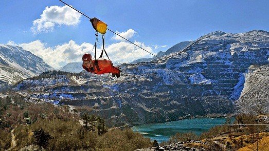 10. «Zip World» в Бетесде (Северный Уэльс, Великобритания). Это самая длинная в мире зип-линия (около 1700 м). Во время спуска вы разгонитесь до 170 км/ч. Аттракцион открыли в 2013 году, и он пользуется бешеной популярностью у туристов!