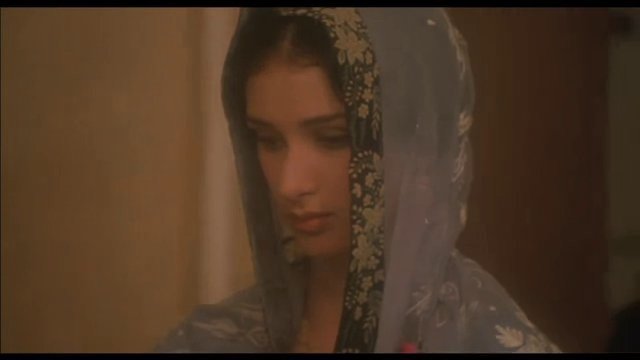Индира Варма (Эллария Сэнд) в фильме "Джинна" 1998 года 