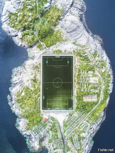 футбольное поле в Хеннингсвере, на Лофотенских островах в Норвегии с высоты 1...