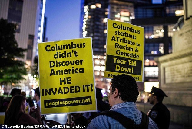 "Колумб не открывал Америку, он захватил ее!" - кадр с прошедшего в Нью-Йорке митинга