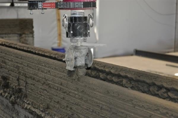 Печатание армейских бараков из бетона на 3D-принтере