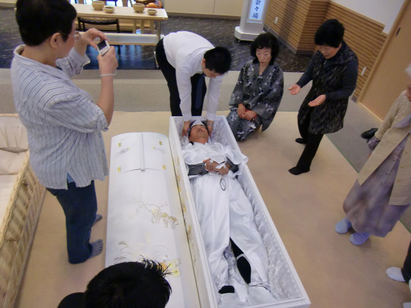 Этот необычный гаджет поможет японским семьям сэкономить на похоронах