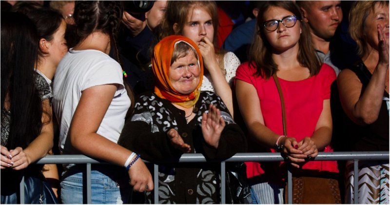 Никогда не поздно быть счастливой! Бабушка зажигает на концерте Ottawan в Сыктывкаре