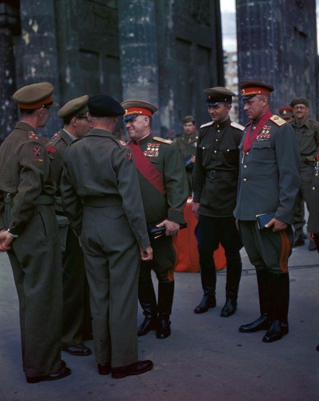 Маршалы Советского Союза Г.К. Жуков и К.К. Рокоссовский с британским фельдмаршалом Монтгомери на церемонии награждения около Бранденбургских ворот Берлина