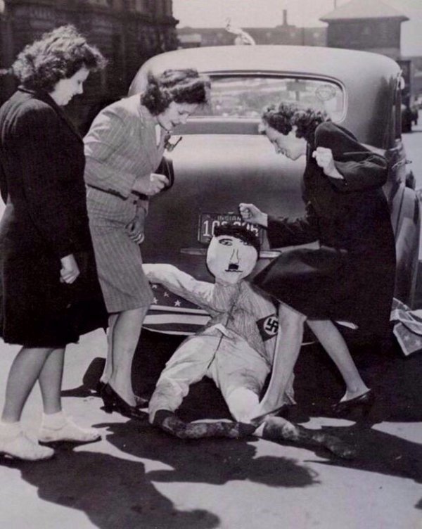 Женщины избивают ногами чучело Гитлера, США, 8 мая 1945 года.