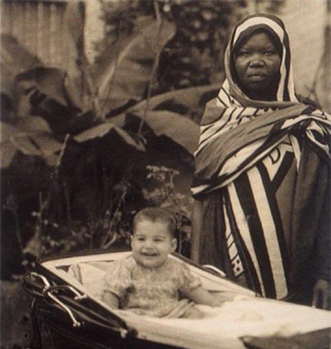 1947 год, британская колония Занзибар, у восточного берега Африки. Измотанная нянька позирует рядом со своим питомцем по имени Фаррух Булсара. Через четверть века мальчик возьмет псевдоним Фредди Меркьюри.   