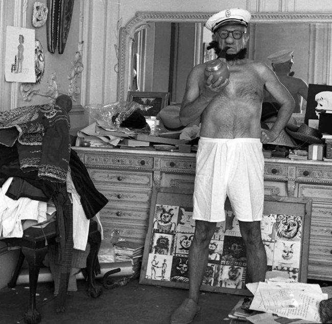 Пабло Пикассо, одетый как морячок Попай, 1957 год.