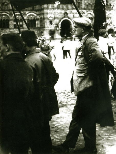Владимир Маяковский на Красной площади. Москва, 1 мая 1928 года.